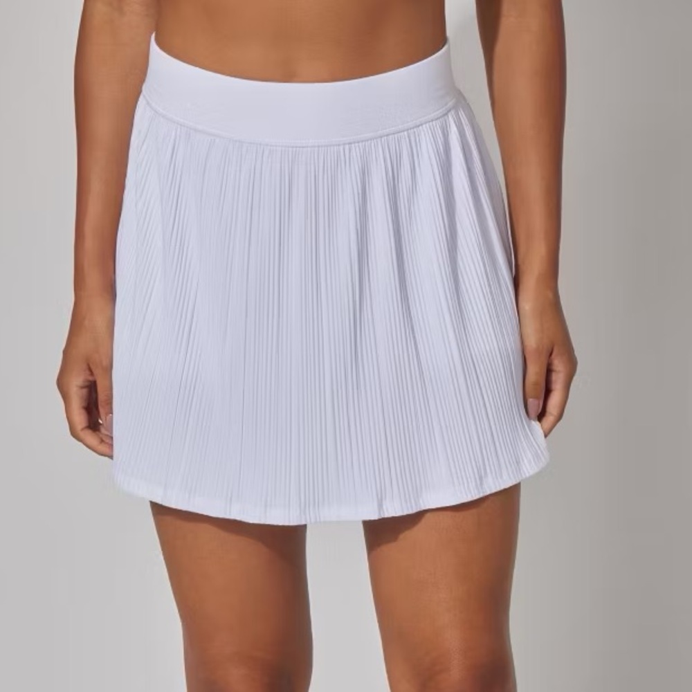 Chic White Pleated Mini Skirt